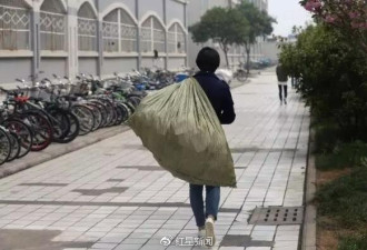 90后女大学生拾荒救弟 废品塞满整个宿舍