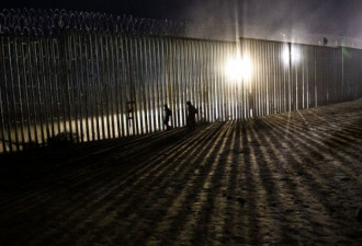 加州警察疑被非法移民枪杀 特朗普：所以建墙啊