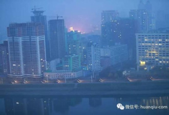 朝鲜大批车辆凌晨驶过平壤大同江边 人群欢呼