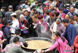 3000名民众吃自助“大锅饭” 感受部落生活