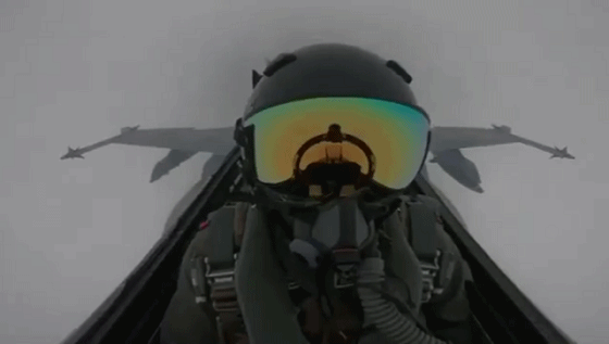 科威特一战斗机飞行中遭闪电击中...视频被曝光