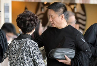 阎维文照顾癌症妻子近三十年 日常生活曝光…