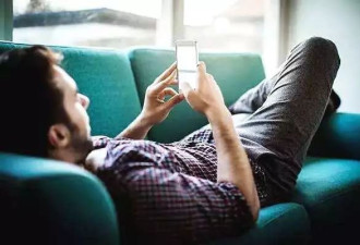 每天歪在沙发上玩手机，39岁男子差一点偏瘫！