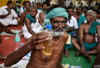 干杯！印度农民诉求未获政府回应 喝人尿示威