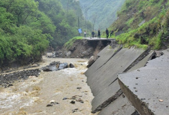 陕西白河县发生山体滑塌 8人下落不明