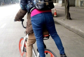 共享单车"花式载人"不要命：坐车筐 站链条盖