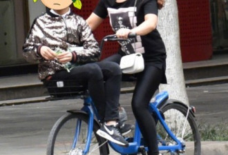 共享单车"花式载人"不要命：坐车筐 站链条盖
