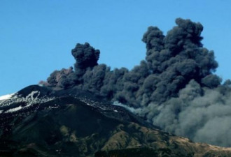 埃特纳火山爆引发130次地震 机场一度关闭