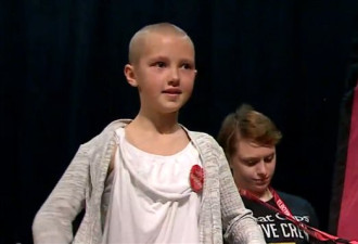 不能再失去哥哥：9岁女孩为癌症哥哥剃光头捐款