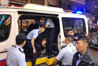 香港上百警察夜间突击扫黑 带走10名男女