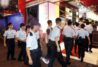 香港上百警察夜间突击扫黑 带走10名男女