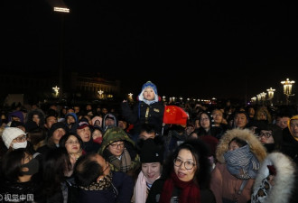 元旦北京天安门广场举行升旗仪式 10万群众观看