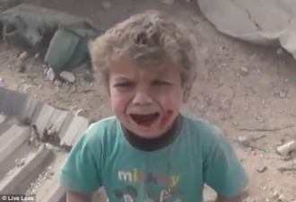 俄国炸弹落下 幸存男童哭着从废墟中走出