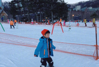 黄圣依带安迪滑雪，网友关注滑雪场：自家的？
