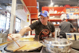 纽约人在美国开煎饼摊 烤鸭味最受欢迎