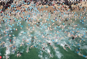韩国釜山举行冬泳活动，4000 多人齐“下饺子”
