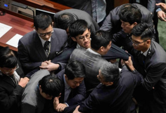 香港“辱国议员”被捕 控非法集结28日审