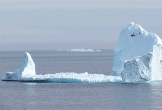 纽芬兰沿海现巨大冰山，吸引数百观光客
