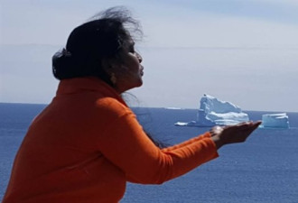 纽芬兰沿海现巨大冰山，吸引数百观光客