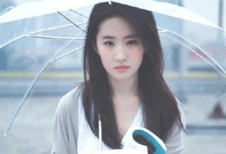 刘亦菲撑雨伞拍写真太清纯，网友：想起初恋了