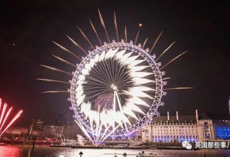 英国寒冷街头跨年狂欢 年轻人“丑态百出”