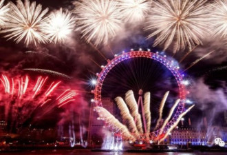 英国寒冷街头跨年狂欢 年轻人“丑态百出”