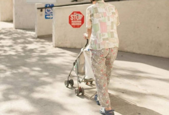 唐人街风景线 爷爷奶奶的时尚 90岁的街拍模特