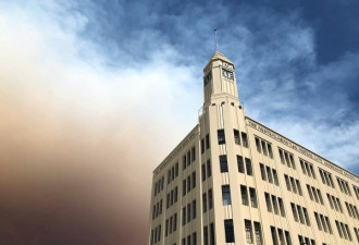 澳洲首府城市被浓烟“吞没” 天空竟彻底变黄！
