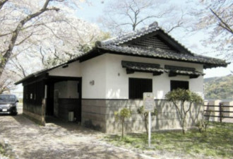 房价太贵住不起 男子在厕所住3年被捕