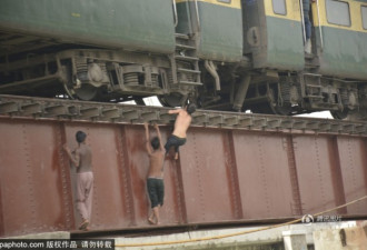 印度男孩火车驶来前玩特技 纵身跃入恒河