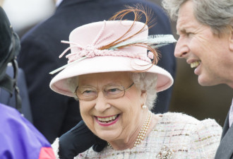英国女王观看赛马 低调庆祝91岁生日