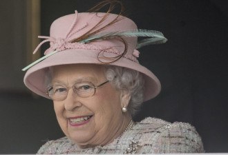 英国女王观看赛马 低调庆祝91岁生日