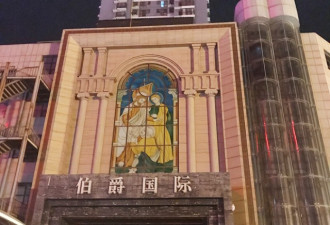 警方突查郑州娱乐场所 多名女孩被带走