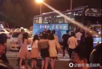 警方突查郑州娱乐场所 多名女孩被带走