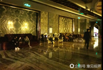 警方突查郑州娱乐场所 多名女孩被带走