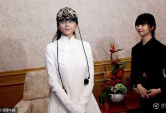 杨丽萍接受采访长指甲抢镜 小彩旗包子脸显清纯