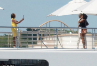 奥巴马夫妇乘超级游艇度假 众多明星作伴
