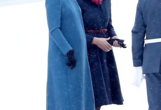 凯特王妃穿修身裙显气质 与威廉王子漫步获赠花