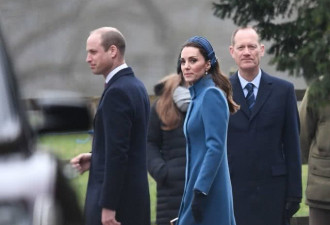 凯特王妃穿修身裙显气质 与威廉王子漫步获赠花