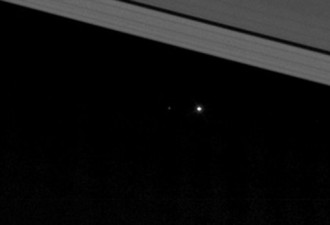 无人太空船安全穿越土星环 传回惊人影像