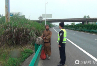 少林武术教头在高速上行走修行 拒不坐车