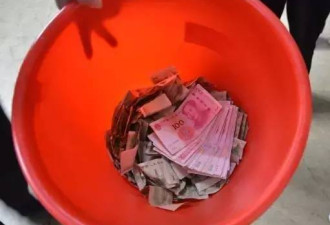 河南:公交司机遇土豪 1元车票狂投3700元大钞