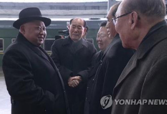 金正恩返回平壤，戴黑色礼帽与党政军干部握手