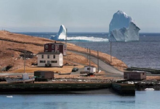 加拿大纽芬兰岛惊现48米高的浮动冰山