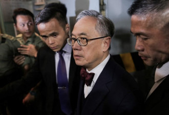 曾荫权待遇失而复得 保镖保护车接车送