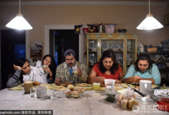 16岁连体姐妹怕失去“另一半” 拒做分离手术