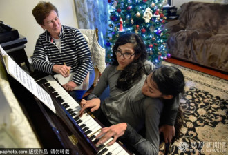 16岁连体姐妹怕失去“另一半” 拒做分离手术