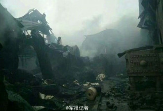 郑州火灾30小时营救 消防员累得街头睡着了