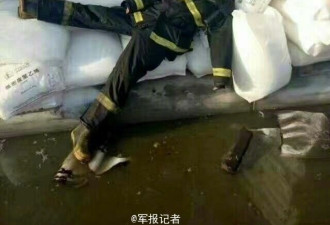 郑州火灾30小时营救 消防员累得街头睡着了
