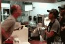麦当劳男顾客动粗被女店员1秒反杀 结局更解气